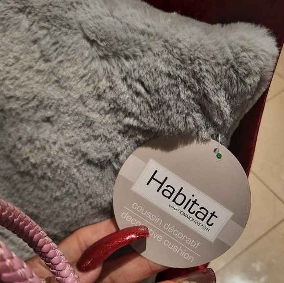 NIP ELEGANTLY GORGEOUS FAUX FUR MINK BLANKET THROW SEXXXY GREY and Pillow - Picture 7 of 7